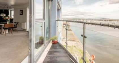 Calming Sea View City Apartment