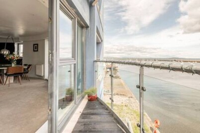 Calming Sea View City Apartment