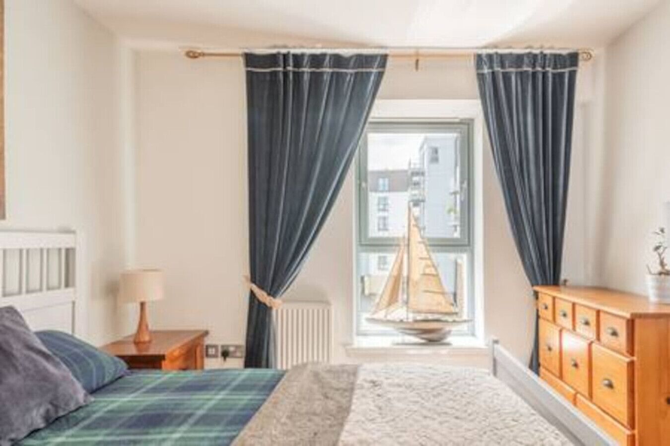 Desk, iron/ironing board, WiFi, bed sheets
