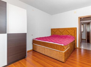 2 dormitorios, tabla de planchar con plancha, Internet y ropa de cama