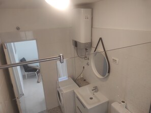 Douche, sĂšche-cheveux, serviettes fournies
