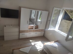 1 dormitori, planxa i posts de planxar, wifi i roba de llit