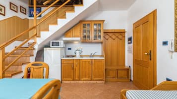 Kjøleskap, mikrobølgeovn, kokeplater og vannkoker