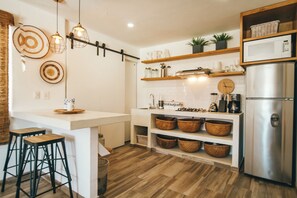 Een koelkast, een magnetron, een koffiezetapparaat/waterkoker