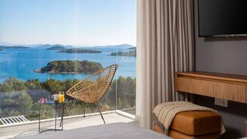 4 bedrooms, in-room safe, iron/ironing board, free WiFi