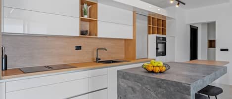 Four Ă micro-ondes, un four, surface de cuisson, lave-vaisselle