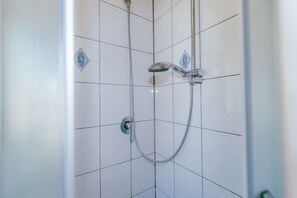 Douche, sèche-cheveux, serviettes fournies