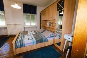 1 bedroom, internet, bed sheets - Room with Bathroom in Vransko at Moto Museum (Celje)