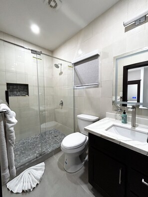 Sèche-cheveux, serviettes fournies