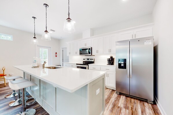 Fridge, microwave, oven, stovetop - Quiet coastal home with outdoor shower, deck, gourmet kitchen, smart TV, & AC (Dauphin Island)