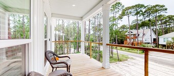 Quiet coastal home with outdoor shower, deck, gourmet kitchen, smart TV, & AC