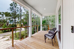 Terrace/patio - Quiet coastal home with outdoor shower, deck, gourmet kitchen, smart TV, & AC (Dauphin Island)