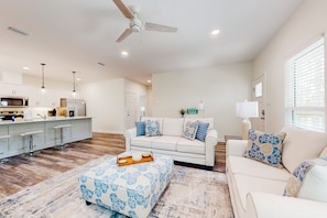 TV - Quiet coastal home with outdoor shower, deck, gourmet kitchen, smart TV, & AC (Dauphin Island)