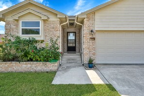 Exterior - Cozy 2 Bdrm Home in Quiet NBHD + Pets Allowed (Montgomery)