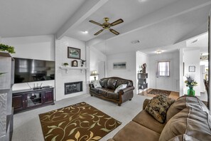 TV - Cozy 2 Bdrm Home in Quiet NBHD + Pets Allowed (Montgomery)