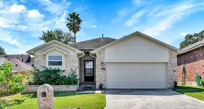 Cozy 2 Bdrm Home in Quiet NBHD + Pets Allowed