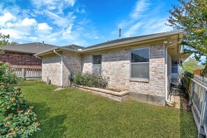 Property grounds - Cozy 2 Bdrm Home in Quiet NBHD + Pets Allowed (Montgomery)