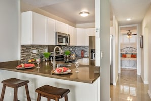 Condo, 1 très grand lit et 1 canapé-lit (Kona Alii 707) | Cuisine privée | Un four, grille-pain, essuie-tout