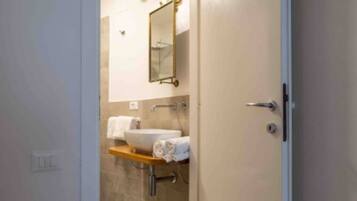 Haartrockner, Handtücher, Seife, Toilettenpapier