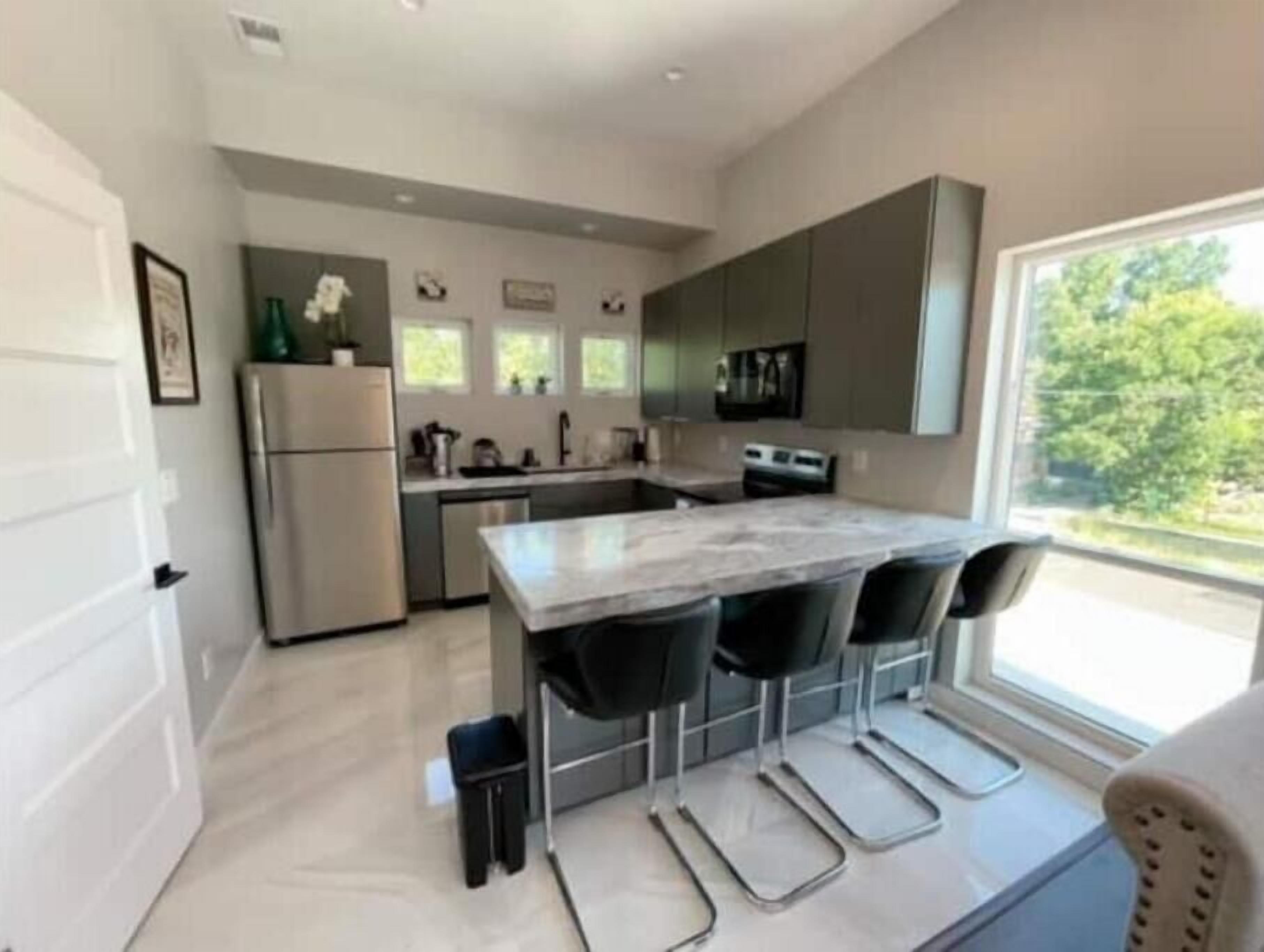 Een koelkast, een microgolfoven, een oven, een kookplaat