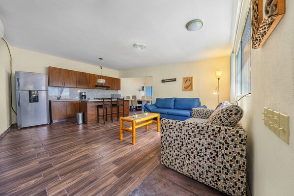Un appartement moderne comprenant une cuisine, un coin repas et un salon.