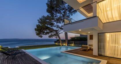 Luxury beachfront villa with infinity pool for 8