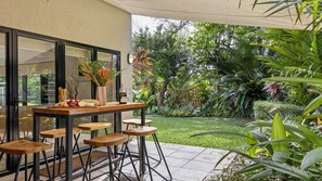 Outdoor dining - Villa Lumina | Port Douglas (PORT DOUGLAS)