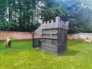 Property grounds - Discover a cosy two-bedroom cottage on the Colmer Estate in Ivybridge. (Ivybridge)