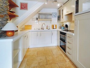 Private kitchen - Discover a cosy two-bedroom cottage on the Colmer Estate in Ivybridge. (Ivybridge)