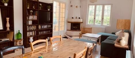 Télévision, cheminée, livres