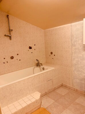 Dusche, Seife, Shampoo, Toilettenpapier
