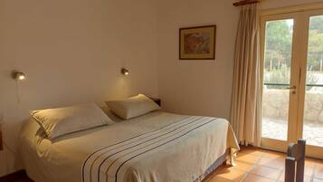 Standard Double Room | In-room safe, desk, laptop workspace, blackout drapes