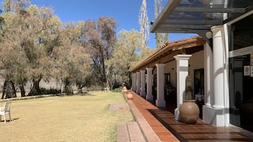 Fachada de la propiedad por la tarde o noche