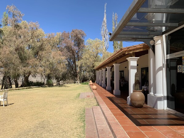 Front of property – evening/night - Hosteria Automovil Club Argentino Cachi (Cachi)