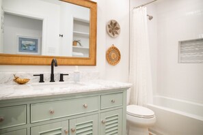 مجففات شعر، مناشف، صابون، شامبو