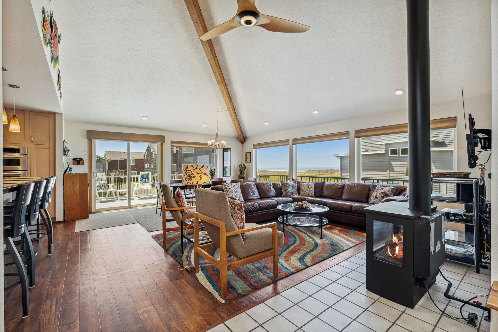 TV connectée, cheminée, lecteur de DVD, baby-foot