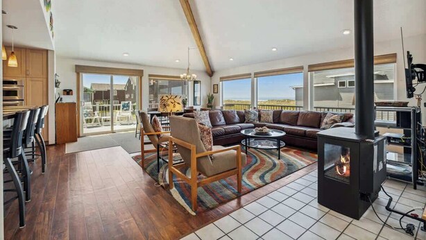 Un salón espacioso con chimenea, comedor y vistas al exterior.