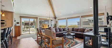 Smart TV, chimenea, oficina