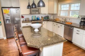 Fridge, microwave, oven, stovetop - Treasure by the Sea (Manzanita)