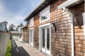 Exterior - Beautiful home, steps to town and 3 short blocks to the beach. 5 Bedroom, 3 Bath, Dog Friendly. (Manzanita)