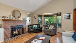 Smart TV, fireplace, video games, offices - Rain or Shine by Manzanita Beach Getaway: Dog Friendly & Prime Location (Manzanita)