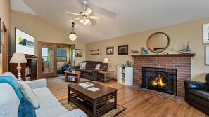 Smart TV, fireplace, video games, DVD player - Large fenced in lot, dog friendly with fenced backyard. Great location, close to town and beach! (Manzanita)