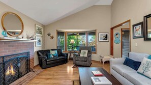 Smart TV, chimenea, videojuegos y oficina 