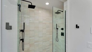 Dusche, Haartrockner, Handtücher, Shampoo
