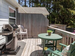 Outdoor dining - Ocean View! Private apartment, allergen free, less than 2 blocks to the beach. (Nehalem)