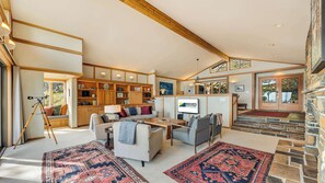 Smart-TV, Kamin, Arbeitsbereiche