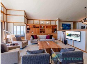 Una Smart TV, una chimenea, una oficina