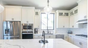 Fridge, microwave, oven, stovetop - Light House by Manzanita Beach Getaway: High-End w/ Ocean & Neahkahnie Views (Manzanita)