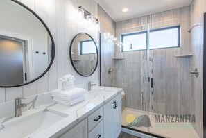 Douche, sèche-cheveux, shampoing