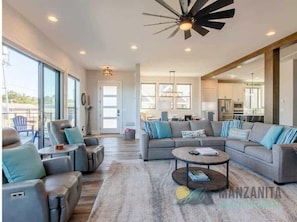 Smart TV, fireplace - Light House by Manzanita Beach Getaway: High-End w/ Ocean & Neahkahnie Views (Manzanita)